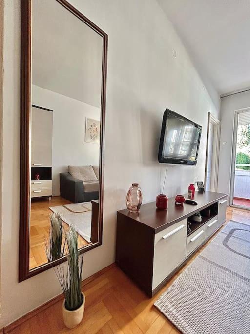 Cozy, Charming One Bedroom Apt Podgorica Exterior foto